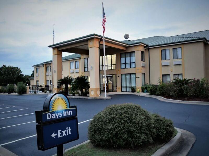 Days Inn By Wyndham Montgomery Dış mekan fotoğraf