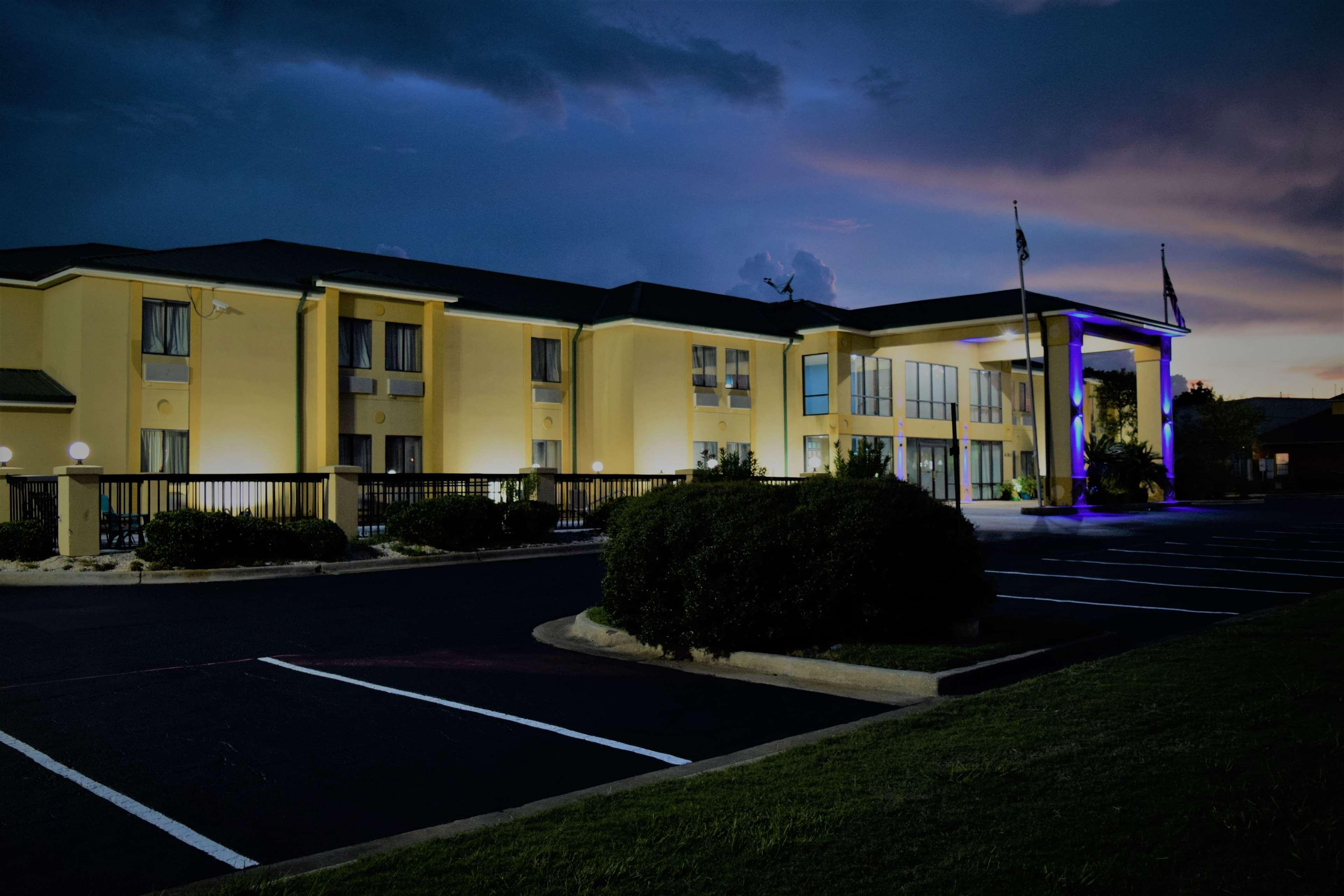 Days Inn By Wyndham Montgomery Dış mekan fotoğraf